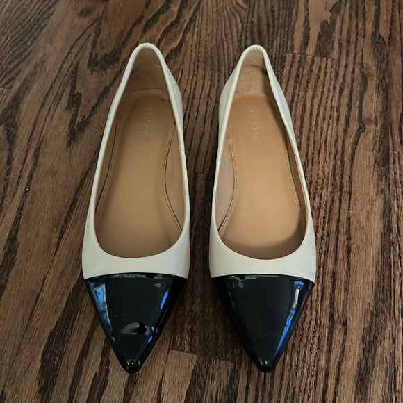 J crew two tone flat with black patent pointed toe. Excellent shape! Size 9.5.